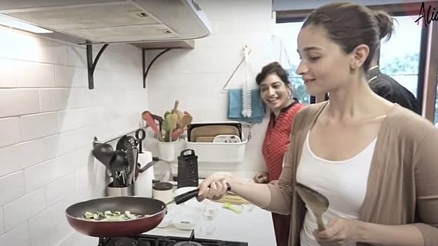 রান্নাঘরে আলিয়া