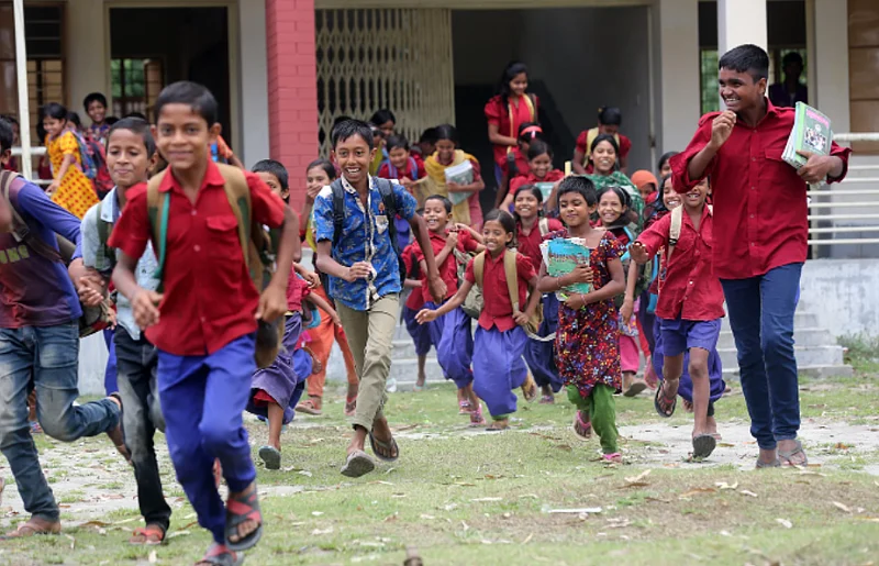 সার্বিকভাবে শিক্ষক ও শিক্ষার্থীর অনুপাত ১: ২৮ হলেও বিদ্যালয়ভেদে শিক্ষকের সংকট আছে। তবু চলছে পড়াশোনা 