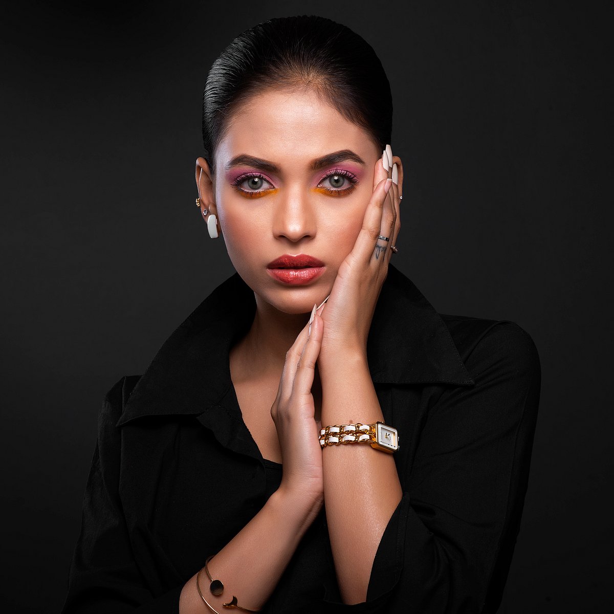 নেতিবাচকতা ভেঙে এগিয়ে নারী