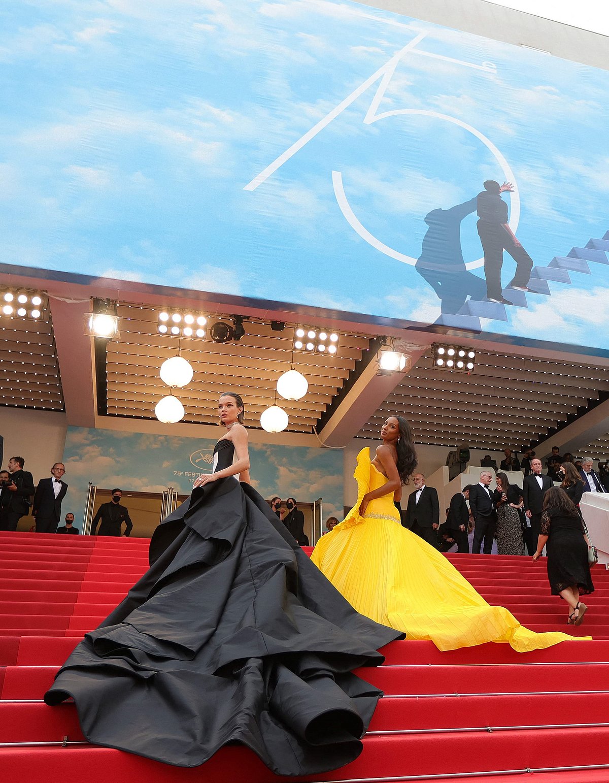 কানের লালগালিচায় প্রথম দিন