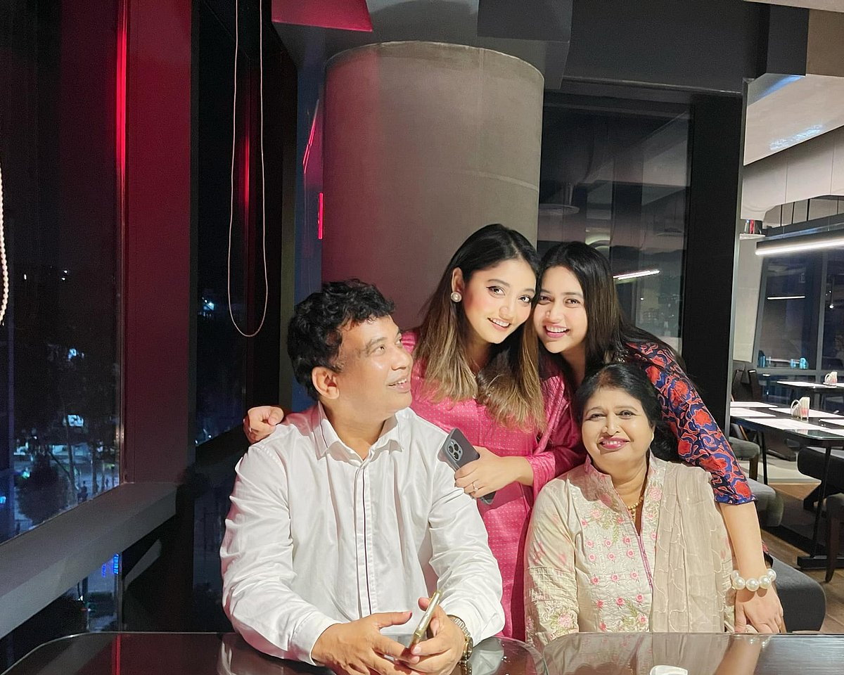 মাকে নিয়ে ডাইন আউটে