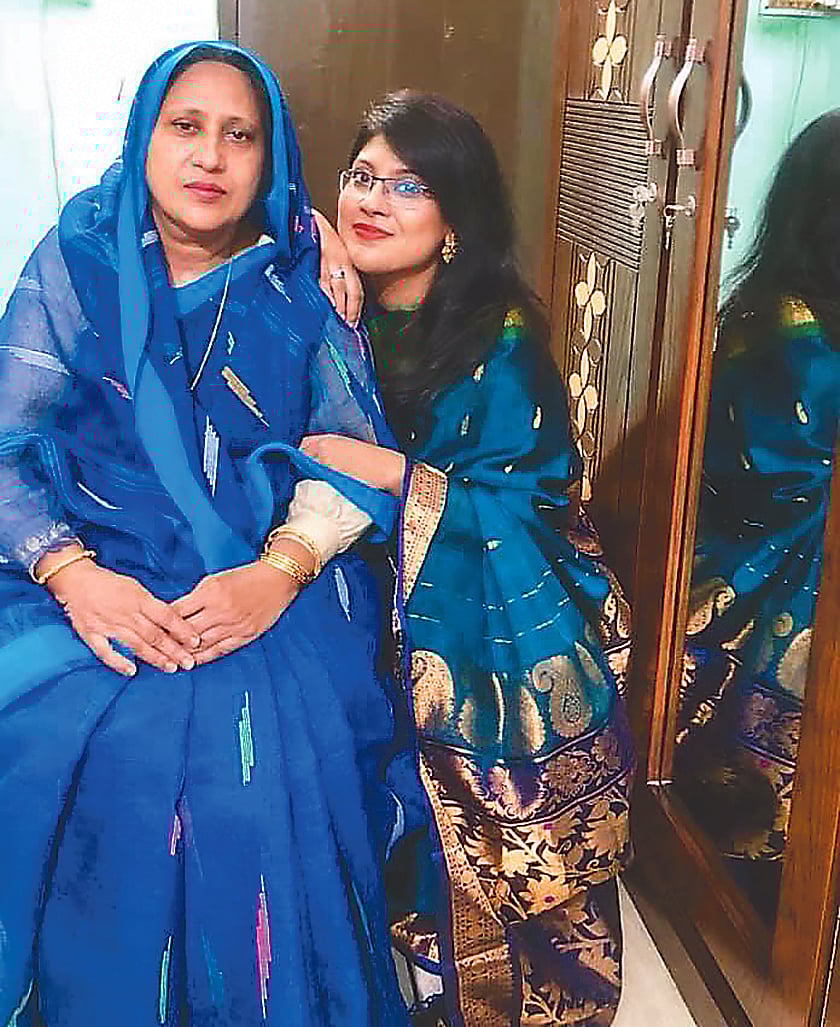 মায়ের সঙ্গে লেখক