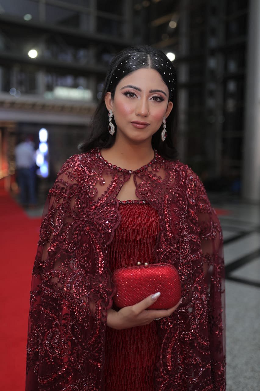 মেরুন কেপ ড্রেসে অপরূপা সাফা