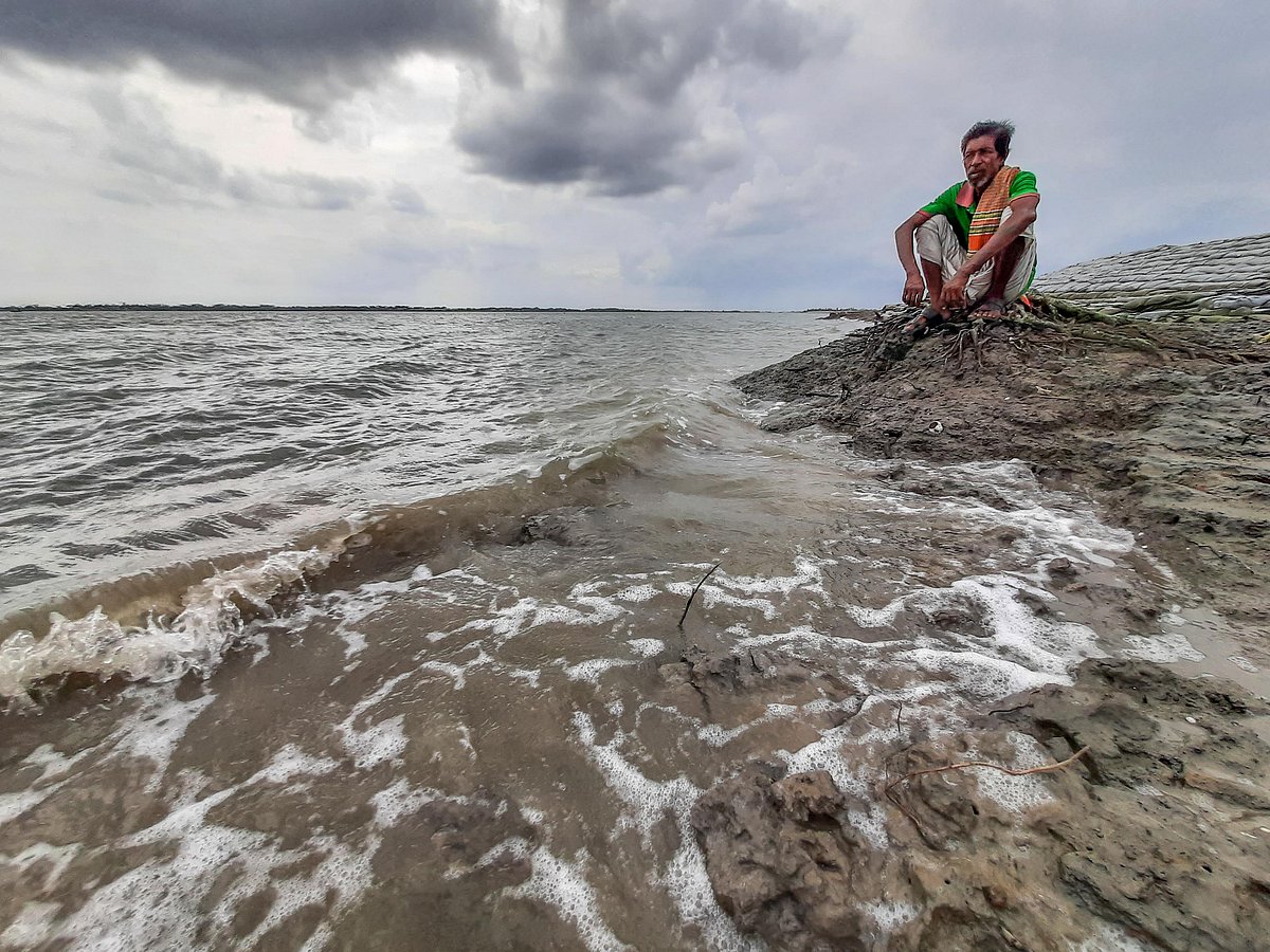 রবি মণ্ডলের জীবনের সঙ্গে কপোতাক্ষ নদ ওতপ্রোতভাবে জড়িত। ঠিক যেখানে নদীর কিনারে রবি মণ্ডল বসে আছেন, সেখানে তাঁর বসতভিটা ছিল। এখানে বসেই দুপুরে ভাত খেয়ে বিশ্রাম নিতেন তিনি। ঘূর্ণিঝড় আম্পান তাঁর বসতভিটা কেড়ে নিয়েছে। হরিণখোলা এলাকা, কয়রা