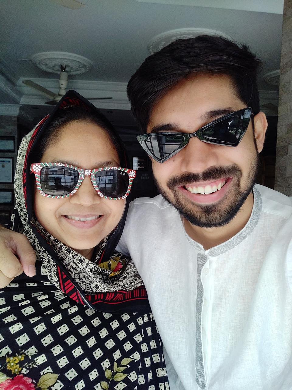 মা শারমিন আকতারের সঙ্গে আয়মান সাদিক