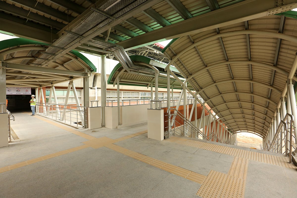 মেট্রোরেল উত্তরা নর্থ স্টেশনের সিঁড়ি