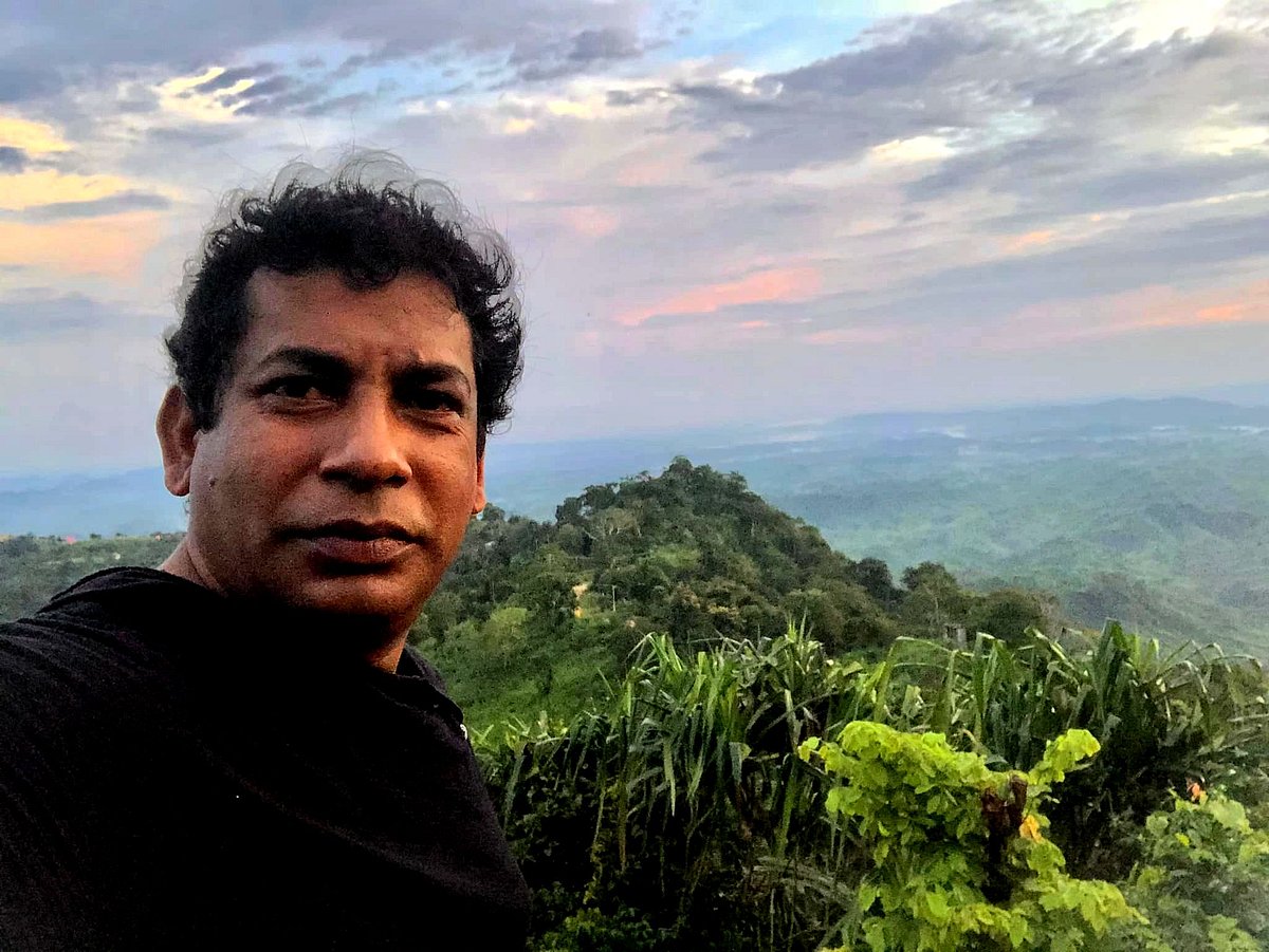 কেউ ছবি তুলতে চাইলেই বিনয়ের সঙ্গে মোশাররফ করিমকে বলতে শোনা যায়, ‘ছবি তুলো না ভাই।’ তিনিই প্রায় নিয়মিত ভক্তদের জন্য হাজির হন সেলফিতে