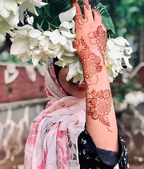 কে কতক্ষণ মেহেদি লাগিয়ে রেখে বেশি রং আনতে পারবে, সে ব্যাপারে বোনদের মধ্যে একটা চোরা প্রতিযোগিতা চলত