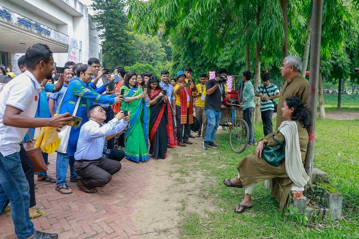 অনুষ্ঠান শুরুর আগে প্রথম আলোর সহযোগী সম্পাদক এবং কিশোর আলোর সম্পাদক আনিসুল হক ও তাঁর সহধর্মিণীকে একসঙ্গে পেয়ে ছবি তুলতে ব্যস্ত হয়ে ওঠেন বন্ধুসভার বন্ধুরা ও আমন্ত্রিত অতিথিরা