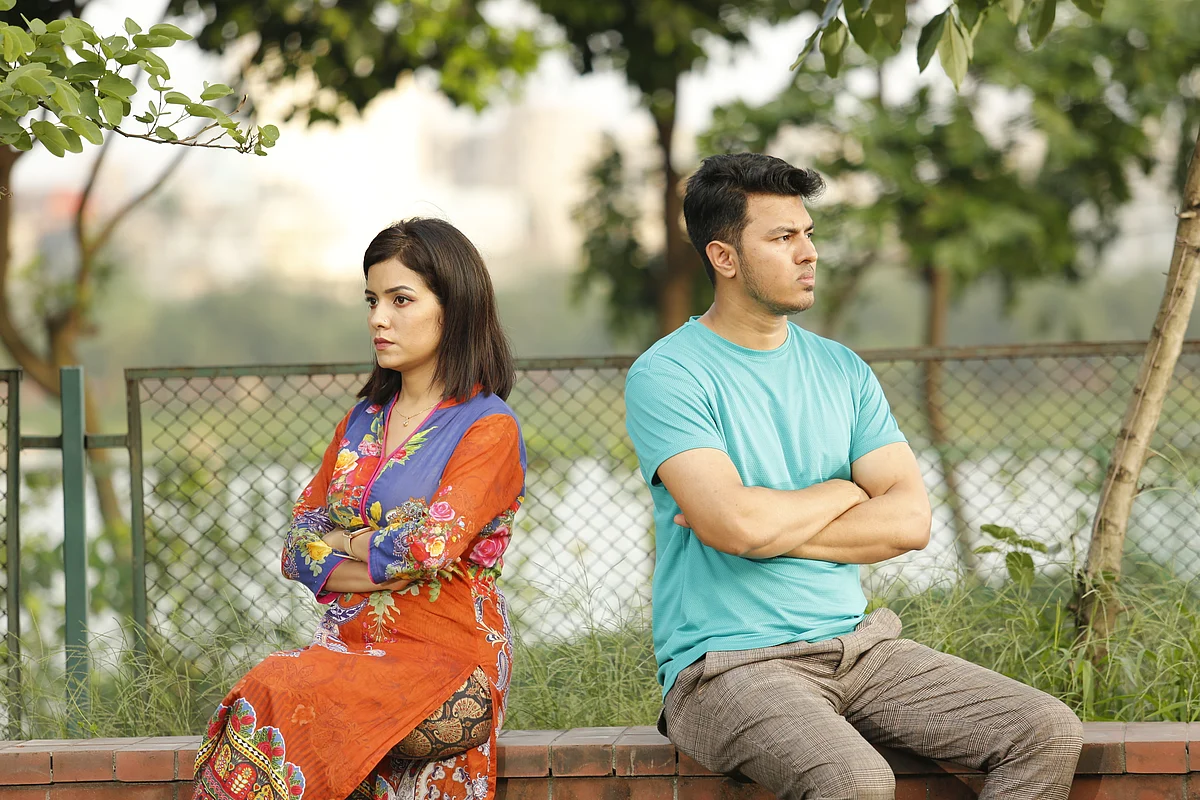আপনার বন্ধু যদি আপনাকে নিজের বন্ধু মনে না করেন, তাহলে তাঁর আচরণ আপনার মনে কষ্ট দেবেমডেল: পমি ও সজীব। ছবি: সুমন ইউসুফ