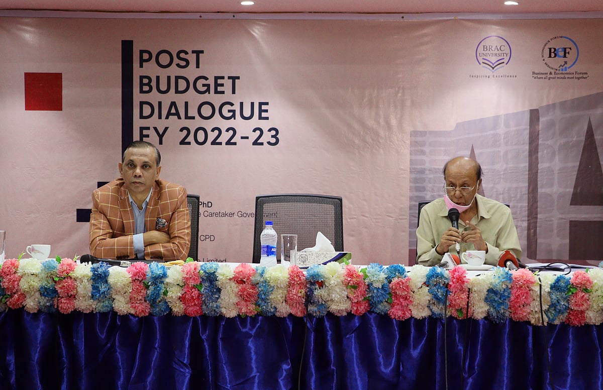 বাজেট-পরবর্তী আলোচনা সভায় বক্তব্য দেন ড. এ বি মির্জ্জা আজিজুল ইসলাম।