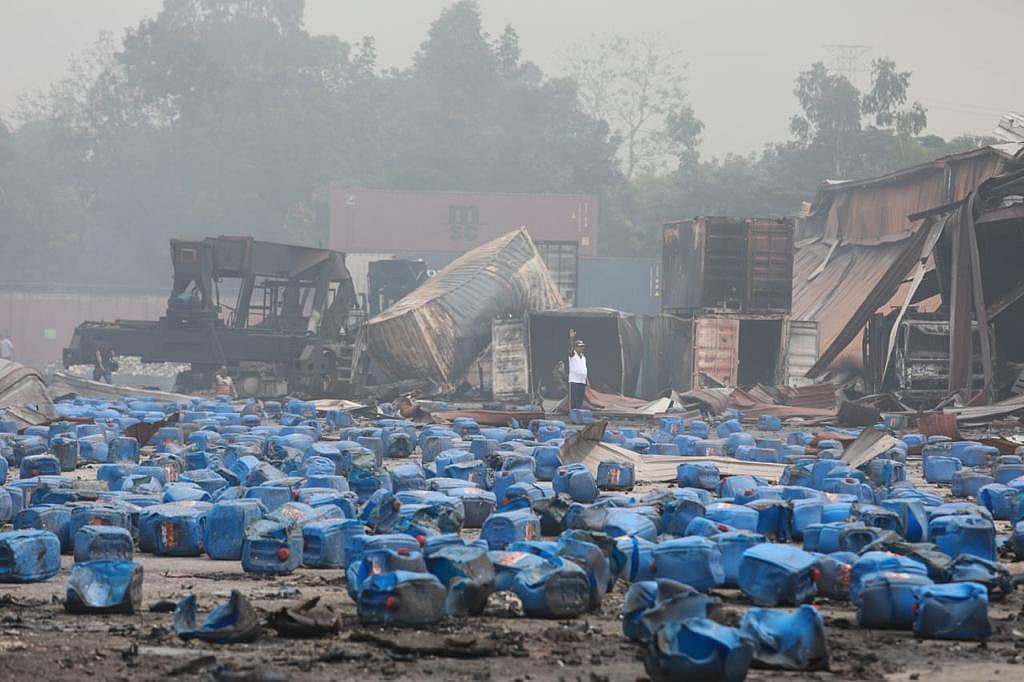 রাসায়নিকের ছোট ছোট ড্রাম এখনো ছড়িয়ে–ছিটিয়ে আছে
