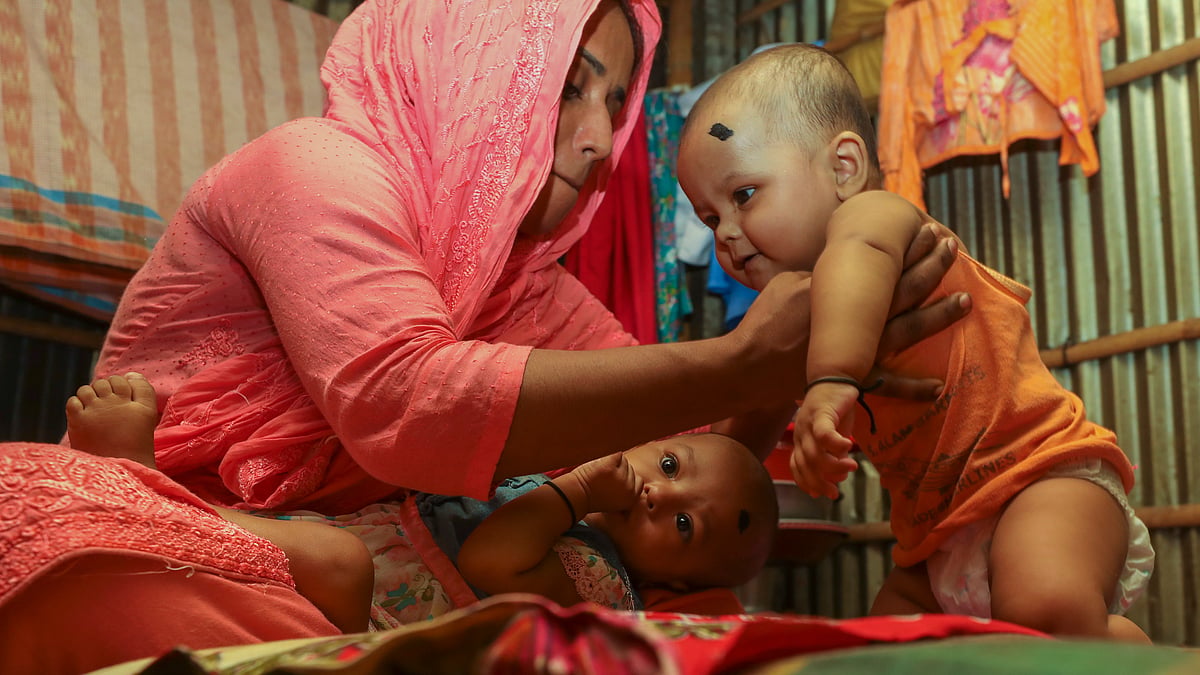 পাহাড়ধসে মারা গেছেন যমজ এ শিশুদের মা। স্বজনদের হেফাজতে আছে শিশু দুটি