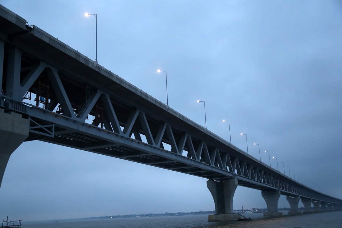 পরীক্ষামূলকভাবে পদ্মা সেতুতে বাতি জ্বালানো হয়েছে