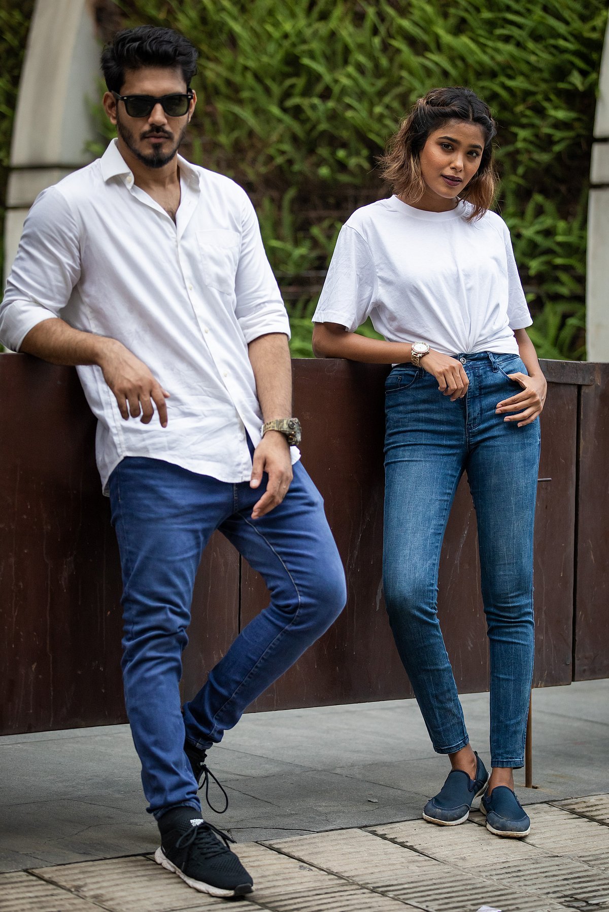 নীল জিন্স আর সাদা শার্টে নিমেষেই স্মার্ট লুক 
