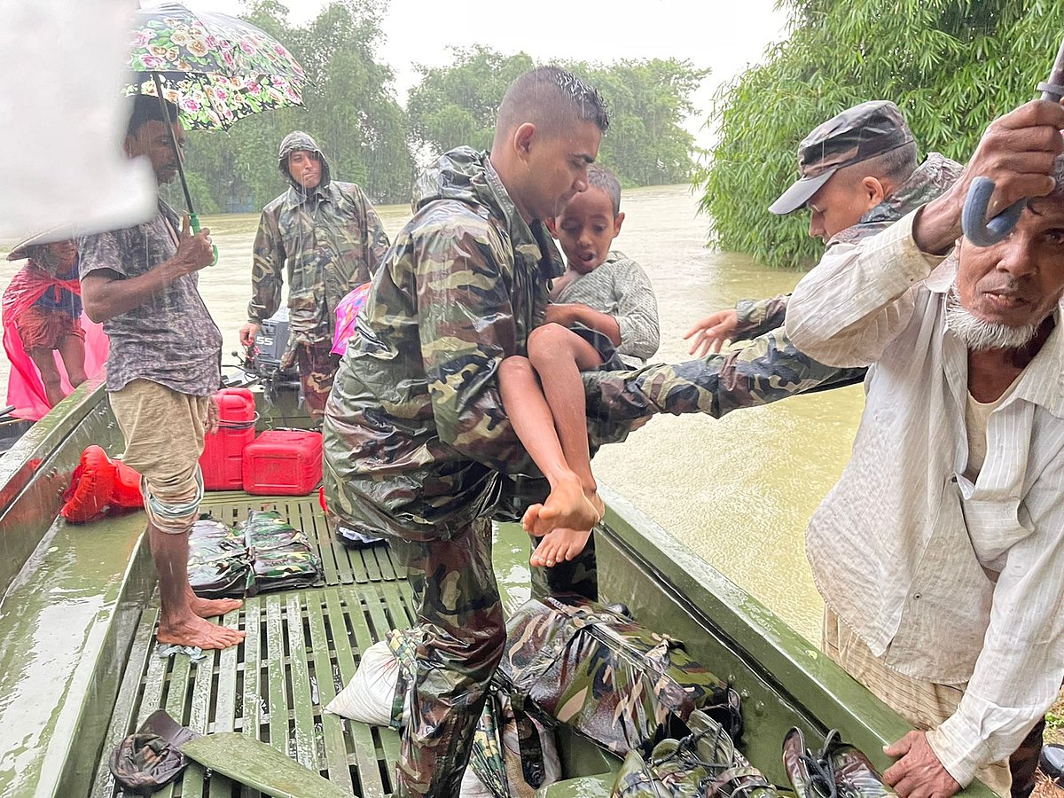 বন্যা উপদ্রুত এলাকায় সেনাবাহিনী উদ্ধার করছে আটকে পড়া পরিবারের সদস্যদের।