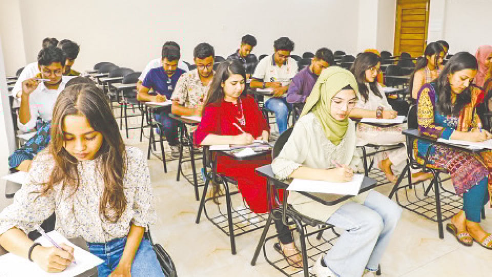 প্রতীকী ছবি: সাবিনা ইয়াসমিন