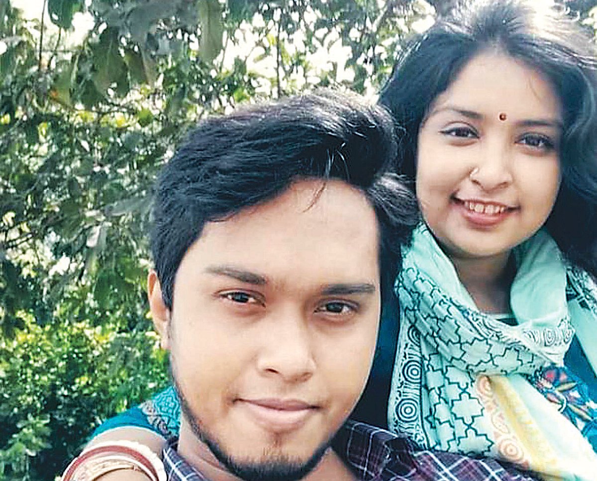 স্ত্রী পূজা সরকারের সঙ্গে চিকিৎসক তন্ময় মজুমদারের এই ছবি এখন কেবলই স্মৃতি