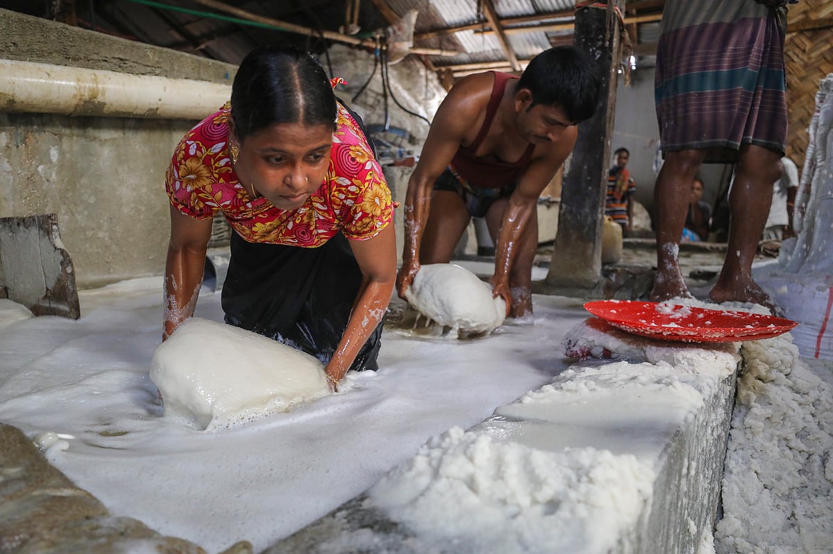 নারী-পুরুষ এভাবে একসঙ্গে কাজ করেন লবণ কারখানায়।