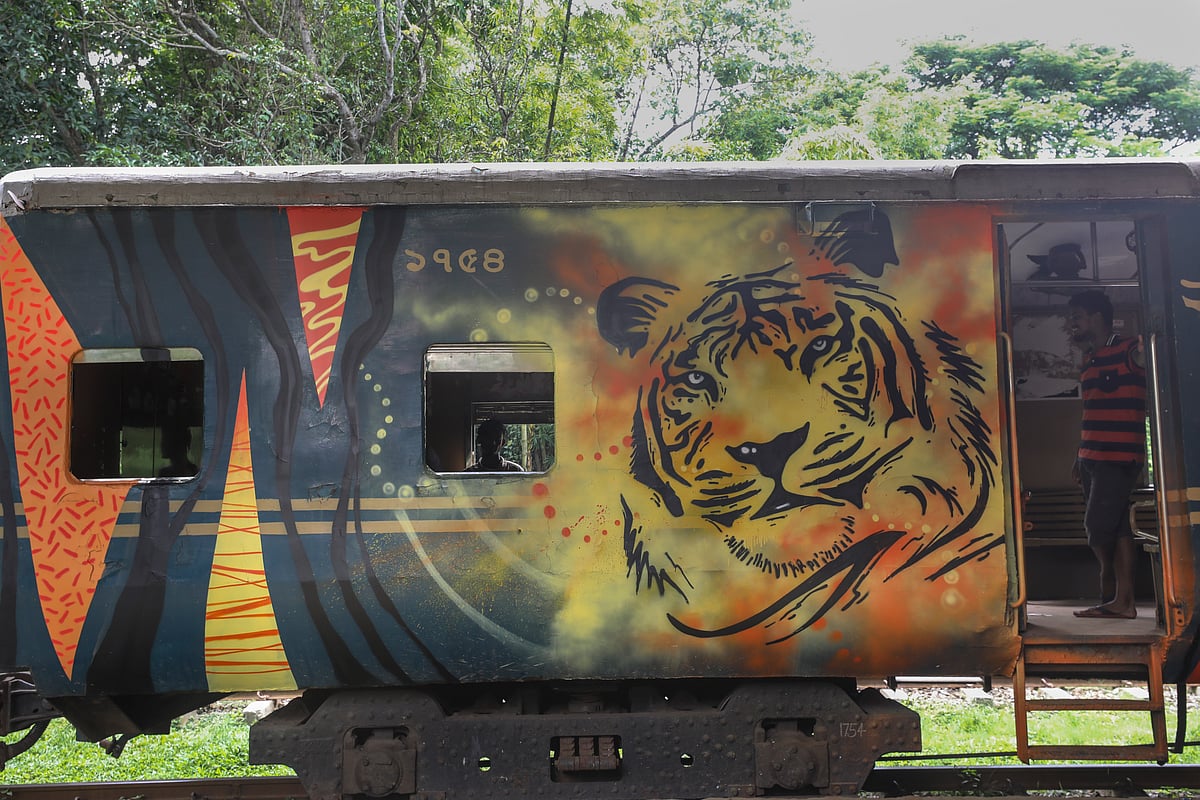 শাটলে স্থান পেয়েছে রয়েল বেঙ্গল টাইগার।