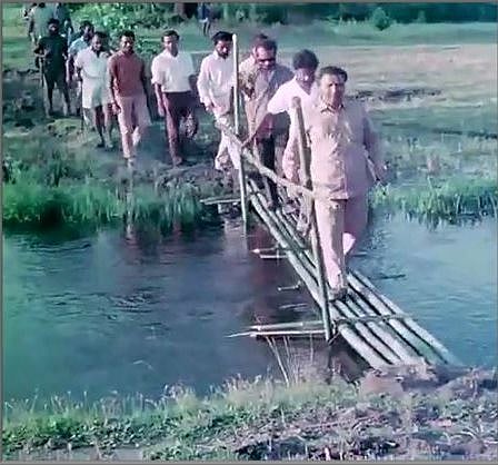 ছবিটি আলোকচিত্রে তাজউদ্দীন আহমদ বইটি থেকে নেওয়া।  