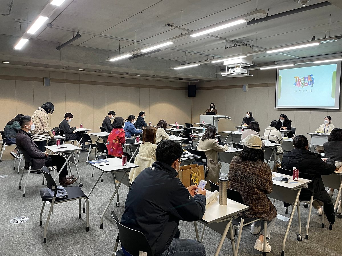 কোরিয়ায় ইংরেজি ও কোরীয় ভাষায় আলাদা আলাদাভাবে পড়ার সুযোগ আছে।