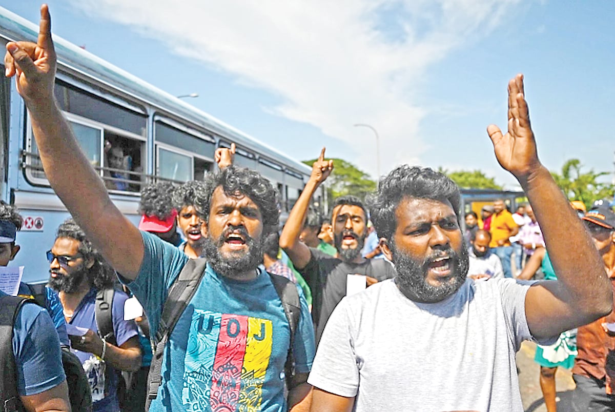 অর্থনীতি ভেঙে পড়ার কারণে শ্রীলঙ্কায় আন্দোলনের সূত্রপাত ঘটলেও তার উৎস রাজনীতির গভীরেই প্রোথিত