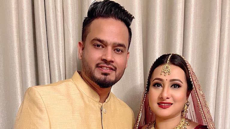 গত ২৭ মে পূর্ণিমা ও রবিনের দুই পরিবারের সম্মতিতে বিয়ের আনুষ্ঠানিকতা সম্পন্ন হয়।