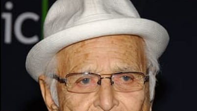 আজ তিনি ১০০ বছরে পদার্পণ করলেন। এখনো নিয়মিত টেলিভিশন সিরিজ, সিনেমা বানিয়ে দাপটের সঙ্গে হলিউডে কাজ করে যাচ্ছেন। ছবি: সংগৃহীত