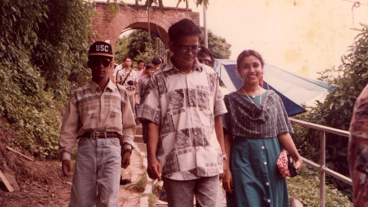 ‘আজ রবিবার’ নাটকের সাফল্যের নেপাল ঘুরতে যান শুটিং টিম। ছবিতে মনির হোসেন জীবন, হুমায়ূন আহমেদ ও অভিনেত্রী যাত্রী