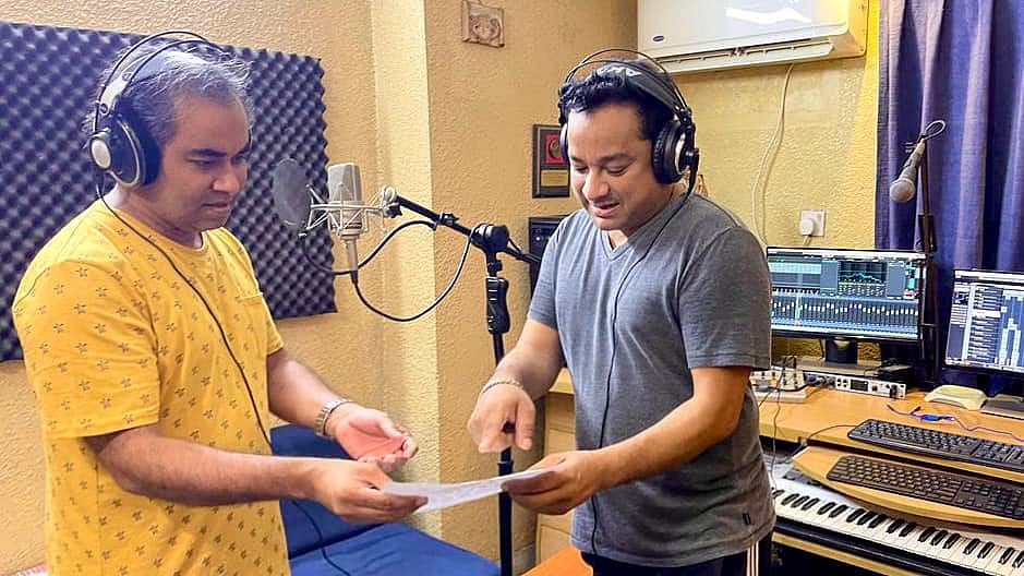 স্টুডিওতে গান রেকর্ডিংয়ের ফাঁকে (বাম থেকে) ইমন সাহা ও শওকত আলী ইমন
