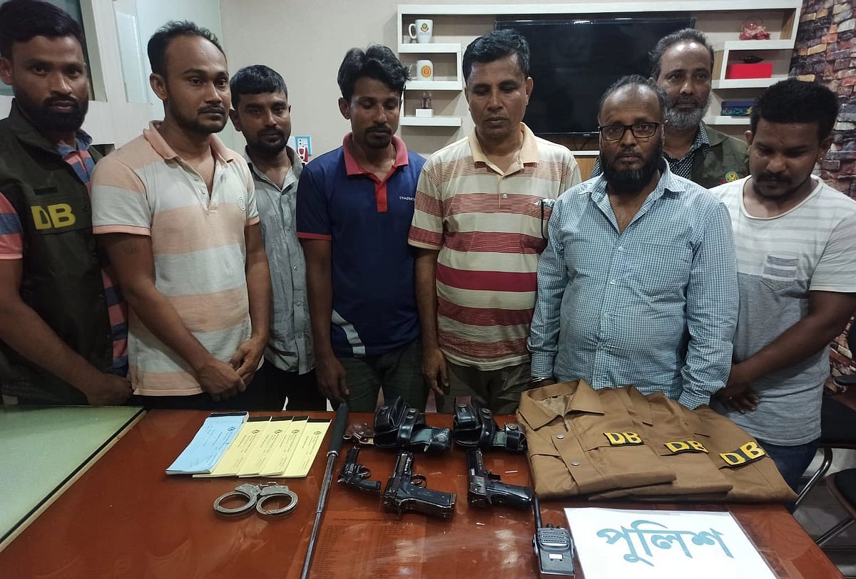 গোয়েন্দা পুলিশ পরিচয়ে ডাকাতিতে জড়িত অভিযোগে এই ছয়জনকে গ্রেপ্তার করেছে পুলিশ। তাঁদের কাছ থেকে খেলনা পিস্তল, ওয়াকিটকি, পিস্তলসহ নানা সরঞ্জাম উদ্ধার করা হয়েছে বলে ডিবির কর্মকর্তারা জানিয়েছেন