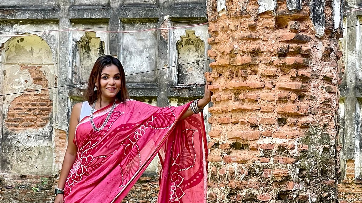 ঝালকাঠির কীর্তিপাশা জমিদারবাড়িতে ঘুরতে গিয়ে ছবিটি ভক্তদের জন্য পোস্ট করেন মেহের আফরোজ শাওন। তিনি স্ট্যাটাসে লিখেছেন, ‘হাত রাখলেই মনে হয় স্পর্শহীন করতল রেখেছ চুলে, স্নেহ-পলাতক দারুণ রুক্ষ আঙুল। তাকালেই মনে হয় বিপরীত চোখে চেয়ে আছ, সমর্পণ ফিরে যাচ্ছে নগ্ন পায়ে একাকী বিষাদ-ক্লান্ত। করুণ ছায়ার মতো ছায়া থেকে প্রতিচ্ছায়ে। এলে মনে হয় তুমি কোনো দিন আসতে পারোনি…’। ছবি: সংগৃহীত