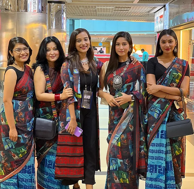 বন্ধুদের সঙ্গে ‘হাওয়া’ ছবিটি দেখতে গিয়েছিলেন সাফা। পরেছিলেন এই ছবির জন্যই করা কাস্টমাইজড শাড়ি। কালো এই শাড়িজুড়ে হাওয়া সিনেমার বিভিন্ন চরিত্রের মুখাবয়ব। স্ক্রিন প্রিন্ট করা শাড়ির সঙ্গে সাফা পরেছেন বন্ধ গলার স্লিভলেস কালো ব্লাউজ। শাড়ির সঙ্গে তাঁর কুন্দন আর মেটালের ভারী গয়না যোগ করেছে বাড়তি স্টাইল।