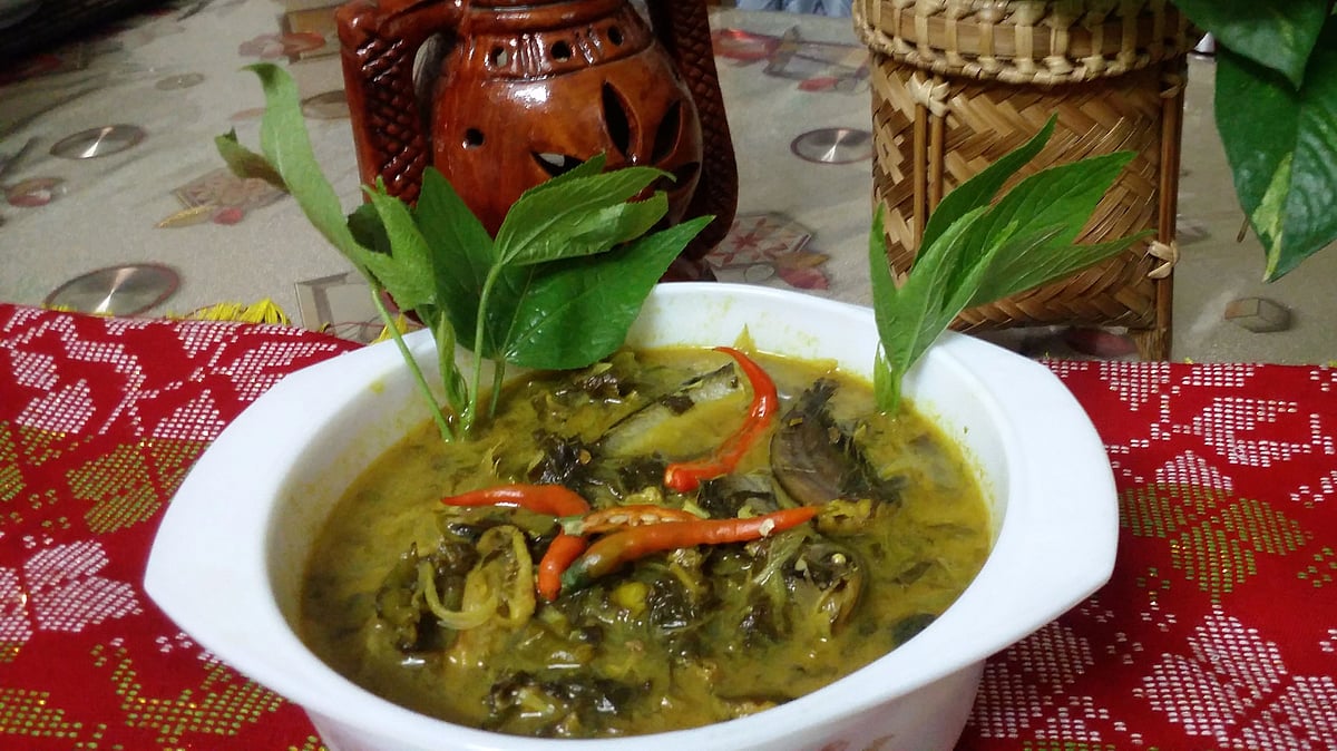 টক পাতায় রান্না মাছ