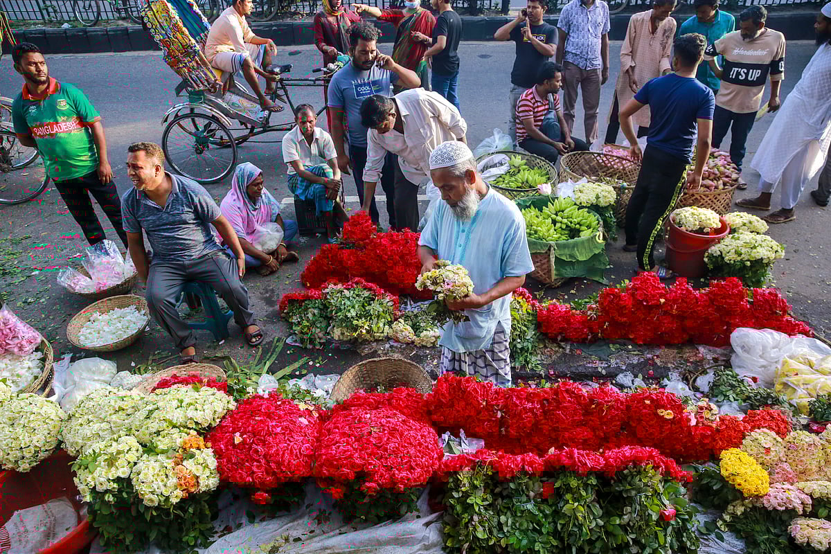 প্রতিদিন ভোরেই শুরু হয় শাহবাগের ফুলের পাইকারি বাজার