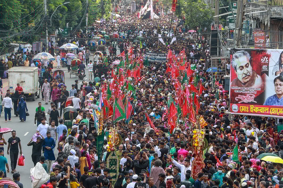 হোসেনি দালান থেকে তাজিয়া মিছিল বের করেন শিয়া মতাবলম্বীরা