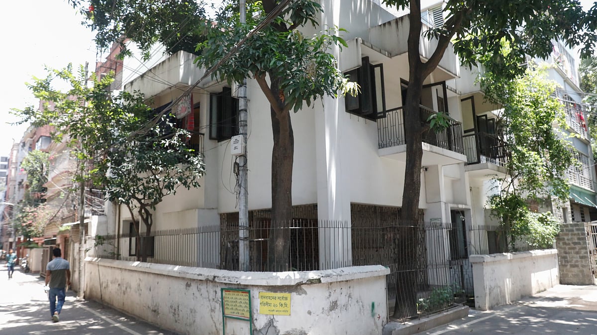 ১. রাজধানীর শ্যামলীতে কবি শামসুর রাহমানের নিজ বাড়ি।