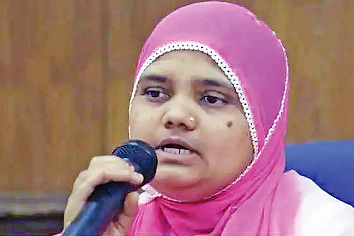 গুজরাটের ওই গণহত্যা থেকে বেঁচে যাওয়া কিন্তু দলবদ্ধ ধর্ষণের শিকার মুসলিম নারী বিলকিস বানু