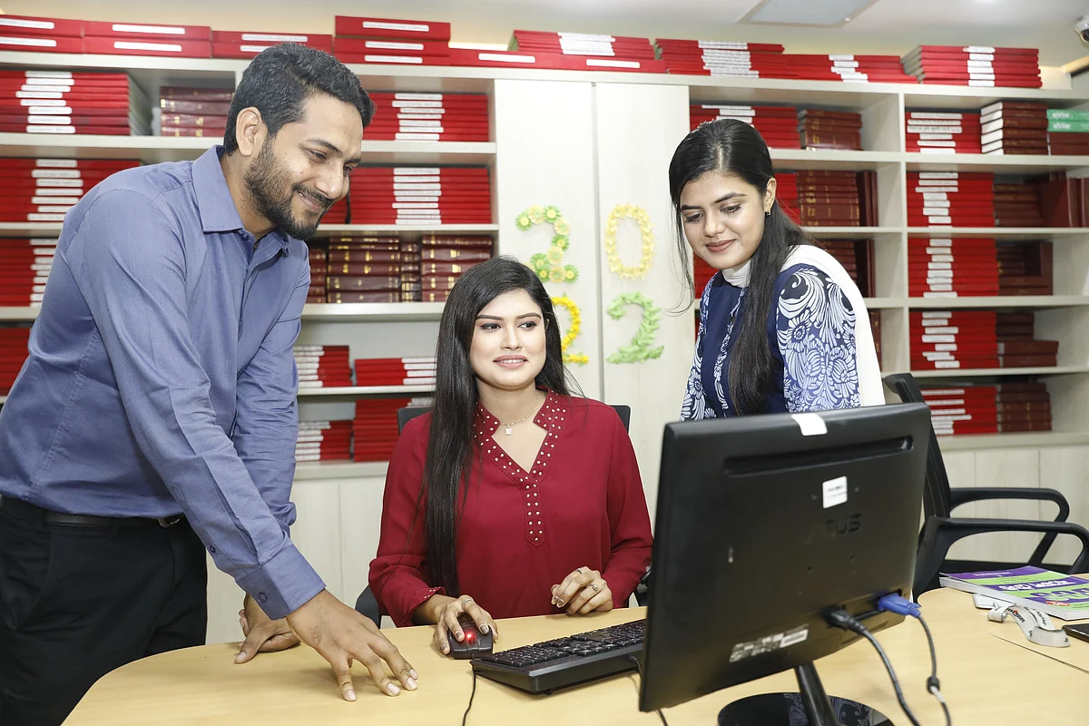 মডেল: রবিউল হাসান, মোনালিসা মুন্নি