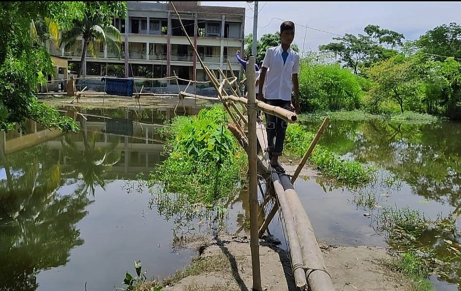 বিদ্যালয়ে যেতে শিশুদের নড়বড়ে বাঁশের সাঁকো পার হতে হয়। সম্প্রতি বরিশালের হিজলা উপজেলার দক্ষিণ চরমেমানিয়া সরকারি প্রাথমিক বিদ্যালয়ে। 