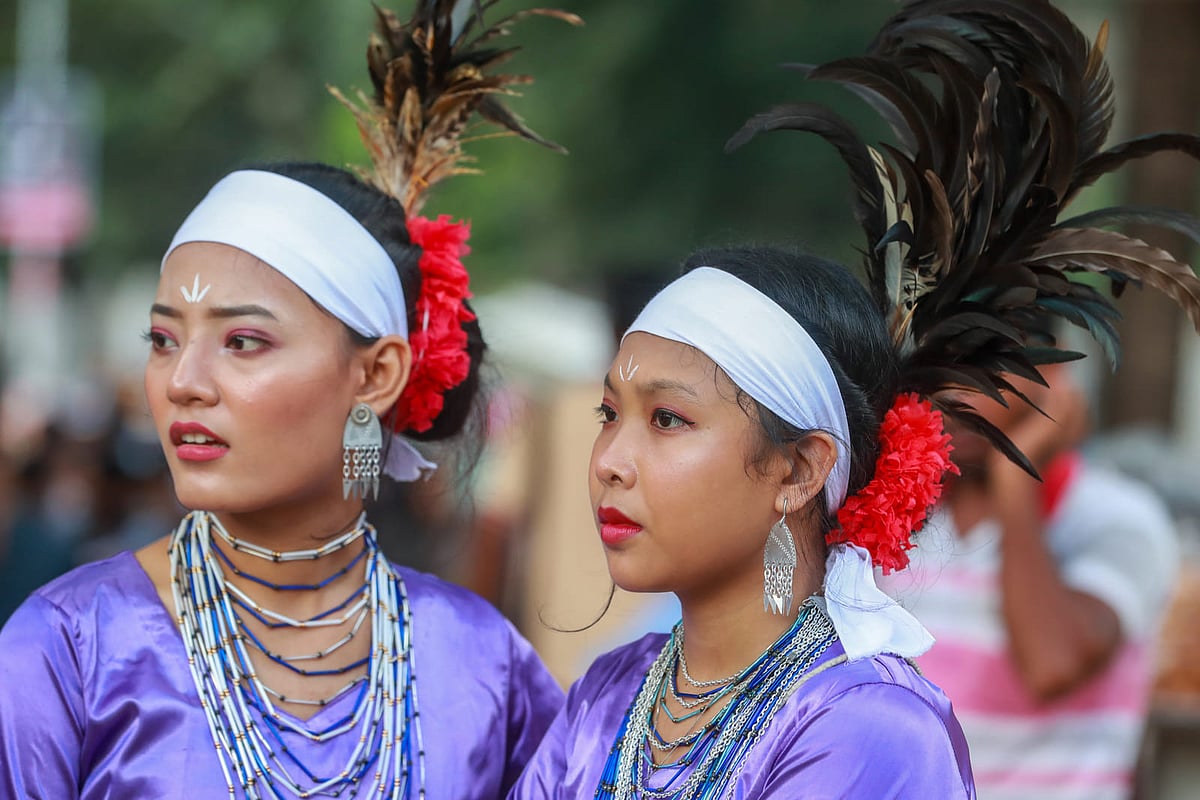 ঐতিহ্যবাহী পোশাকে ক্ষুদ্র জাতিসত্তার দুই কিশোরী