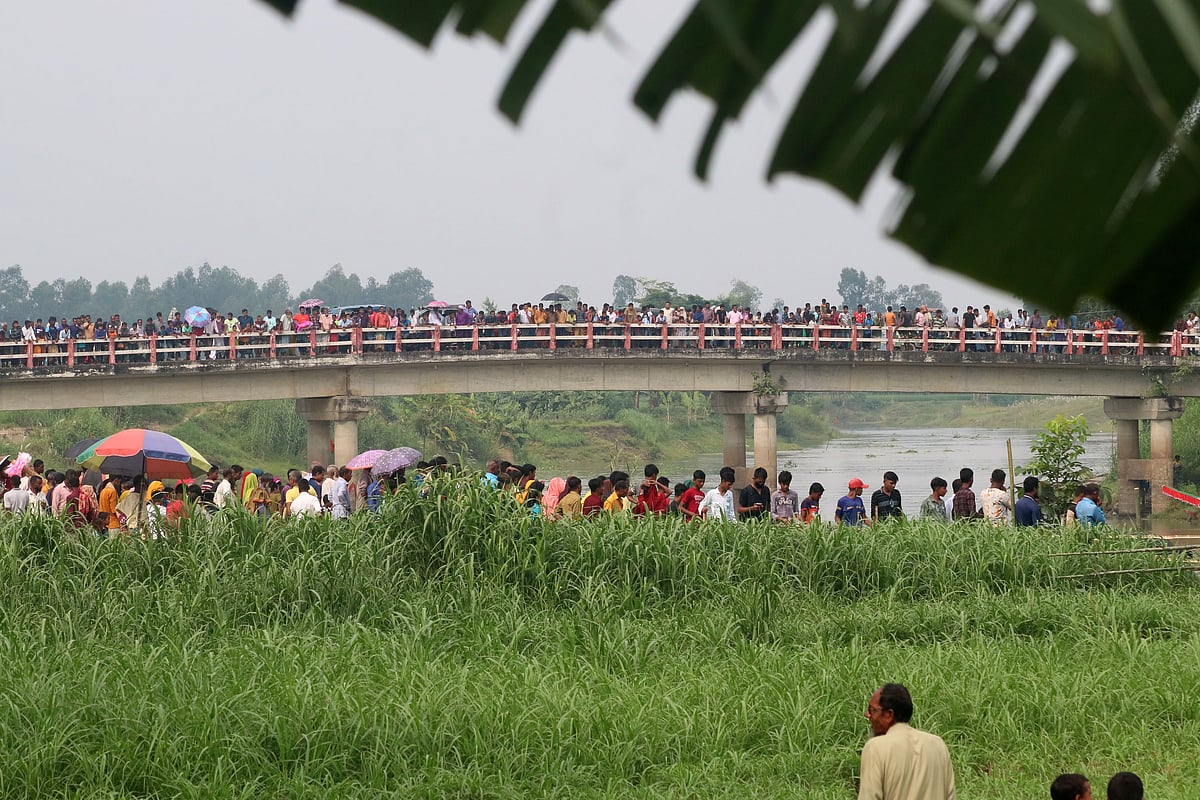সেতুতে দাঁড়িয়ে জমজমাট নৌকাবাইচ দেখেন বিভিন্ন গ্রামের হাজারো মানুষ