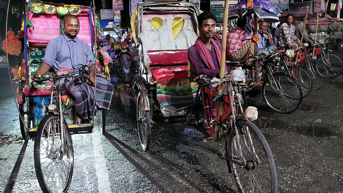হারুন নামের এক রিকশাওয়ালার সঙ্গে কথা হয়। তিনি বলেন, ‘অভাবে পড়ি অ্যালা কম খাই। রিকশামালিককে আগে দিছি ২০০ টাকা। অ্যালা দেই ৩০০ টাকা। মানুষ রিকশায় আর উঠপার চায় না। কামাই কমি গেইচে।’ 