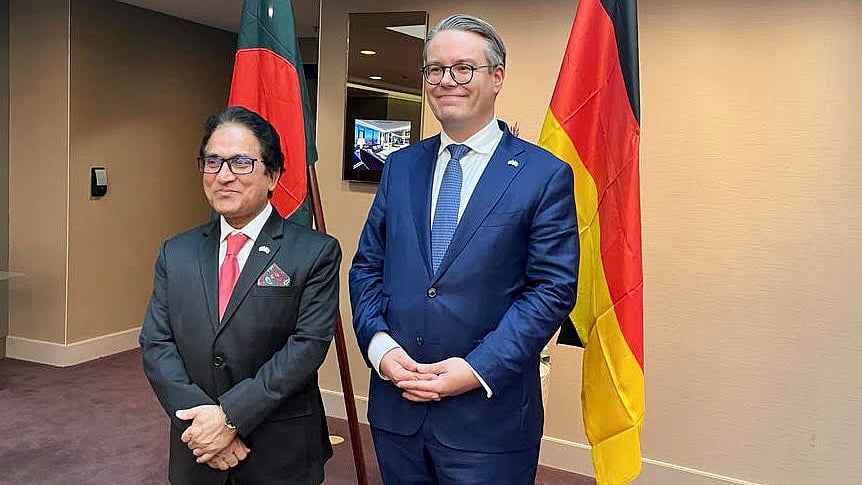 বাংলাদেশ জার্মানির সম্পর্কের ৫০ বছর পূর্তি অনুষ্ঠানে জার্মানিতে নিযুক্ত বাংলাদেশের রাষ্ট্রদূত মোশাররফ হোসেন ভূঁইয়া ও জার্মানির পররাষ্ট্রসচিব টুবিয়াস লিন্ডনার