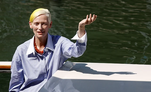 ইউক্রেনের প্রতি সংহতি জানিয়ে চুলের রং হলুদ করেছেন