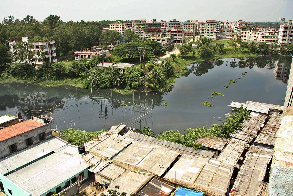 ২০০৫: দখলের আগে খালটি বেশ বড় আকৃতির ছিল।