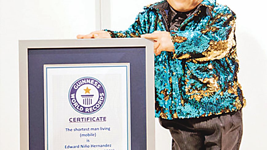 বিশ্ব রেকর্ডের সনদ হাতে এডওয়ার্ড নিনো।  ছবি: গিনেসের ওয়েবসাইট থেকে