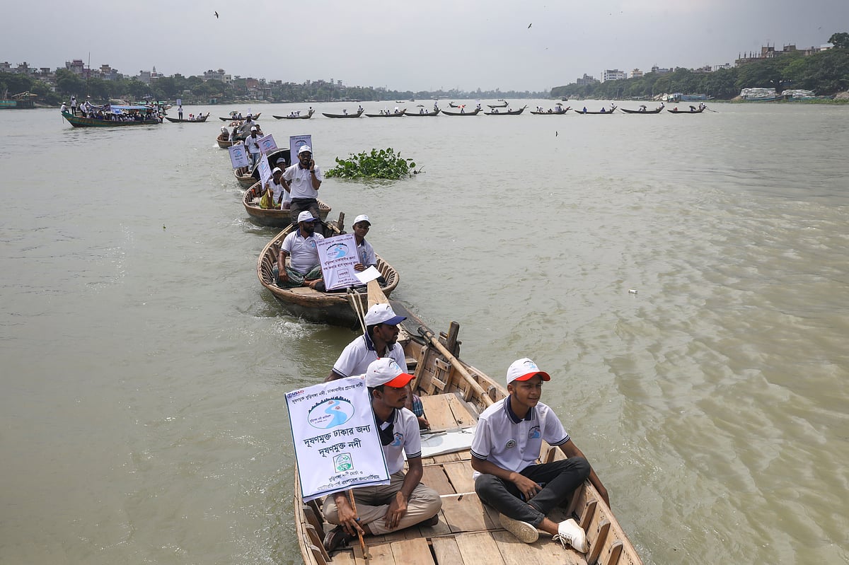 বুড়িগঙ্গাকে দূষণের হাত থেকে রক্ষা করতে আয়োজন করা হয়েছে ‘বুড়িগঙ্গা নদী কার্নিভ্যাল’ ও নৌ শোভাযাত্রার