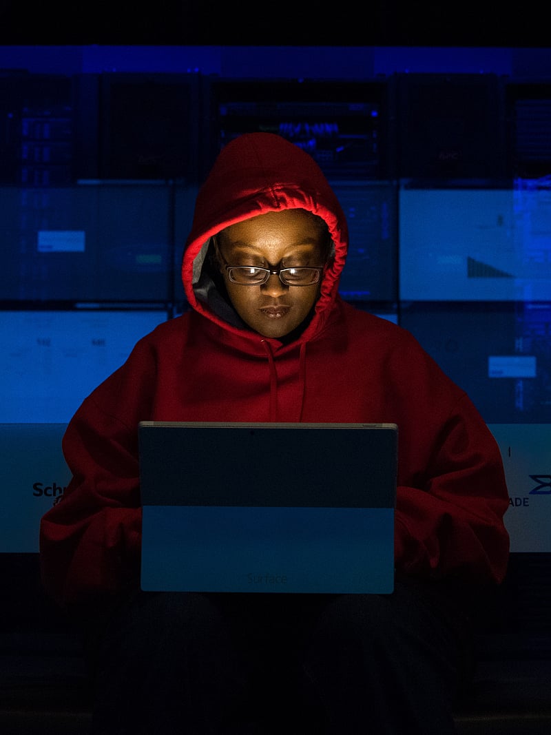 নীল আলোয় যত বিপদ